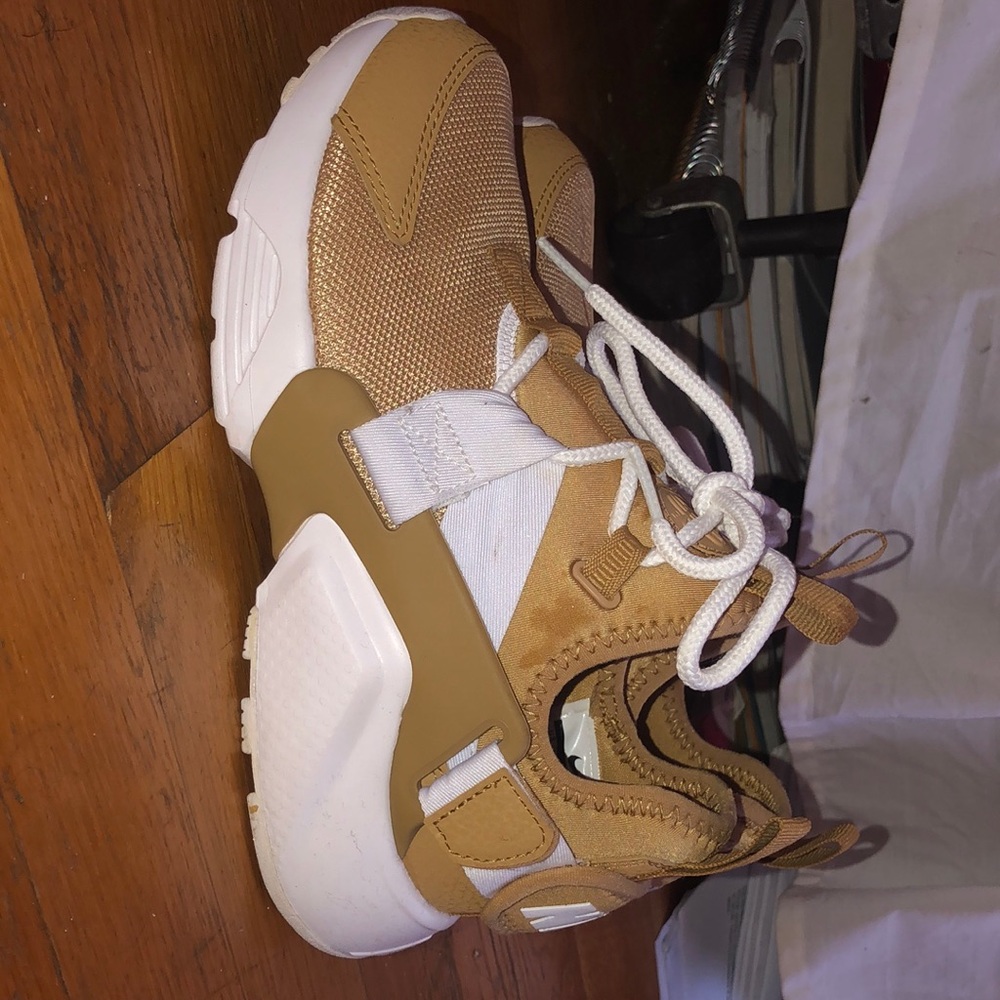 Women’s Nike air hurarache city low elemental
